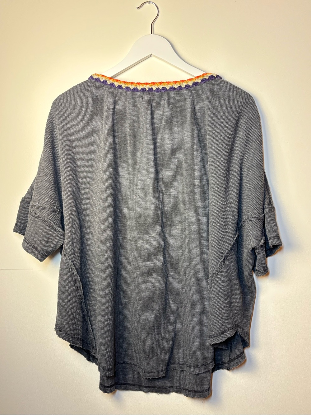 NWT We The Free Charcoal V-Neck Top with Orange & Purple Scallop Trim, size Med - Picture 4 of 9